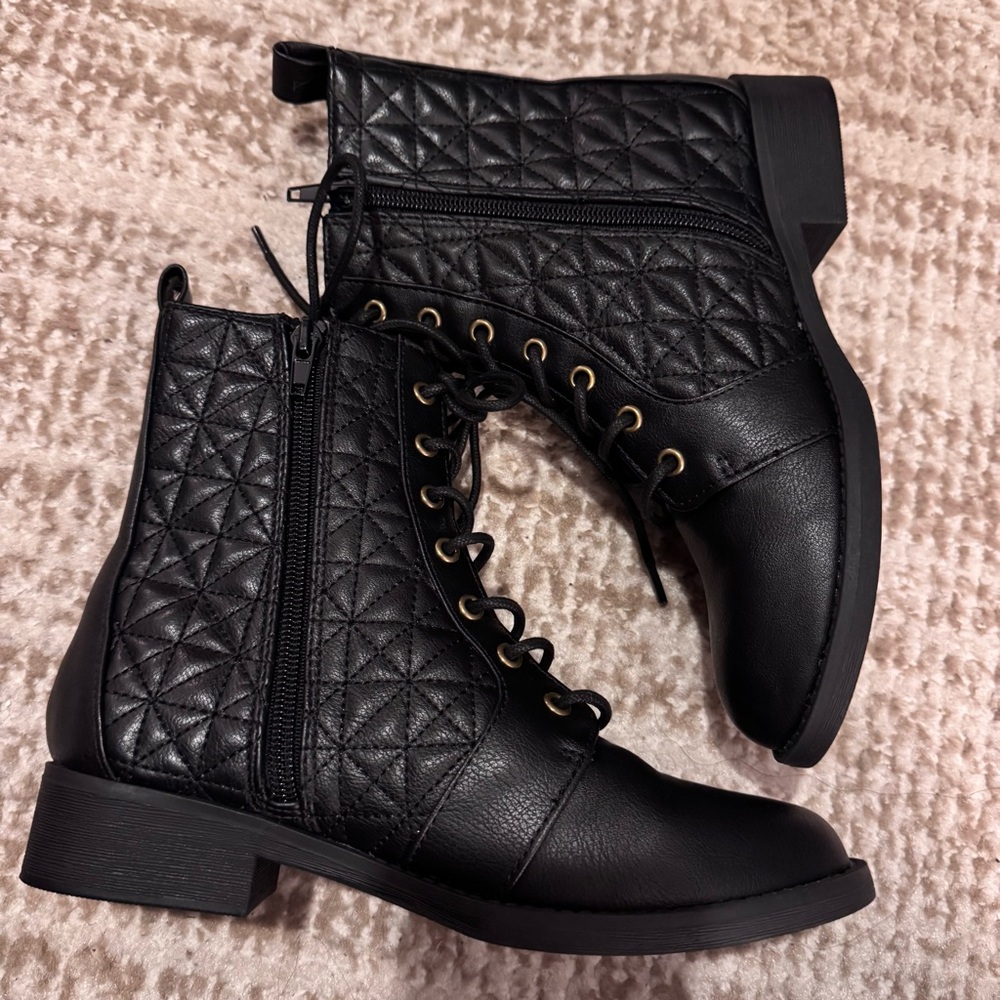 Women’s Report Hydrogen Black Quilted Pattern Boot Size 5.5.